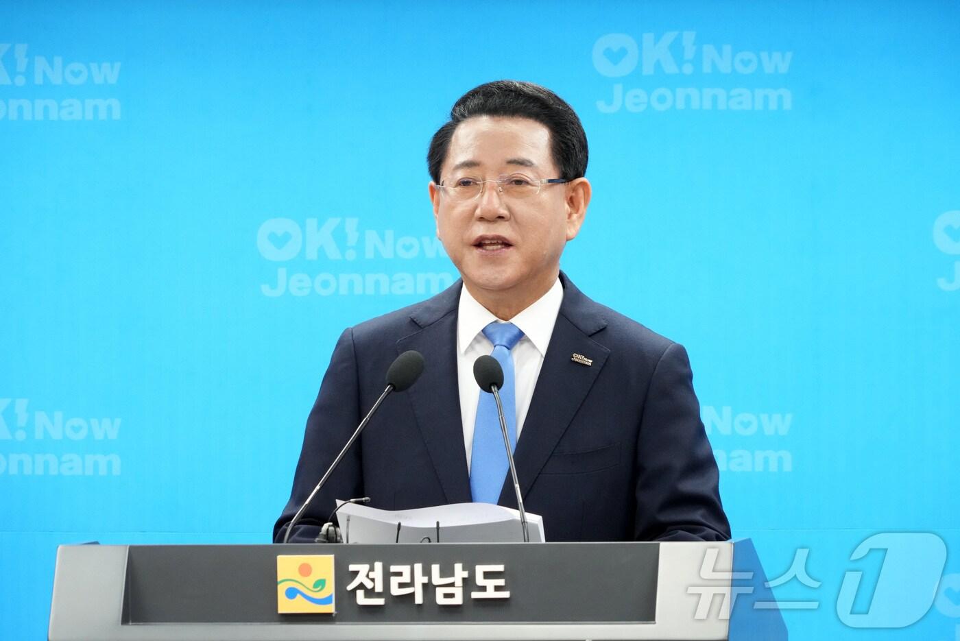 김영록 전라남도지사가 2일 전남도청 브리핑룸에서 역사적인 오픈AI와 SK 합작 글로벌 AI 데이터센터 투자 환영문을 발표하고 있다. &#40;전남도 제공. 재판매 및 DB금지&#41; 2025.10.2/뉴스1 