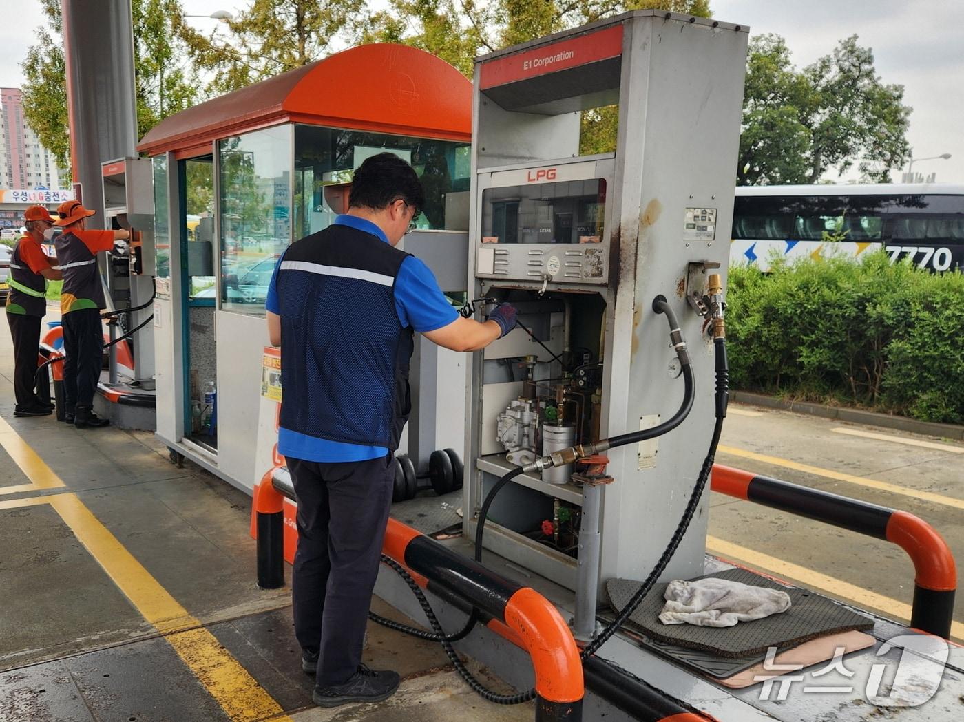 본문 이미지 - 경기 수원특례시와 한국가스안전공사, ㈜삼천리는 지난달 3~30일 추석 연휴 가스 사고를 예방하기 위해 관내 가스시설을 합동 점검하고 있다. &#40;수원특례시 제공. 재판매 및 DB 금지&#41; 2025.10.2/뉴스1