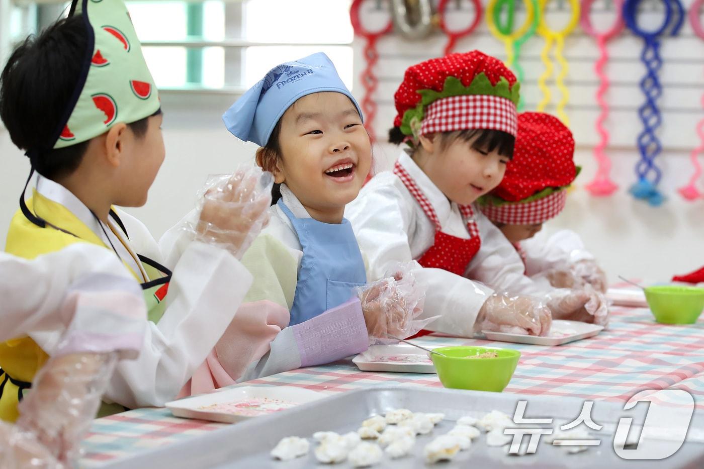 추석 연휴를 앞두고 2일 오전 대구 달서구 브레멘유치원에서 한복을 곱게 차려입은 어린이들이 송편 빚기 체험을 하고 있다. 2025.10.2/뉴스1 ⓒ News1 공정식 기자