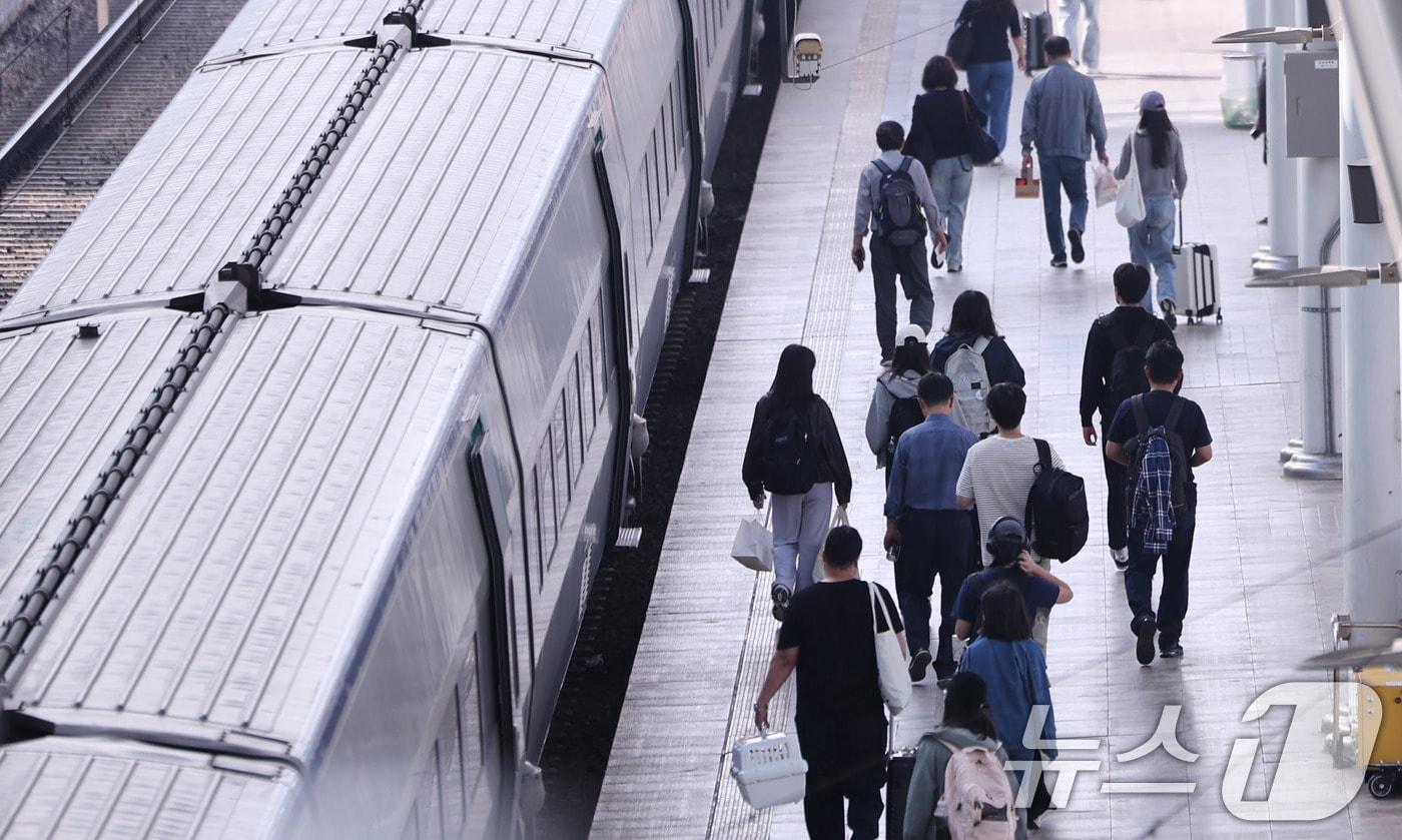 추석 연휴를 앞둔 2일 오전 서울역이 귀성객들과 시민들로 붐비고 있다. 2025.10.2/뉴스1 ⓒ News1 박지혜 기자