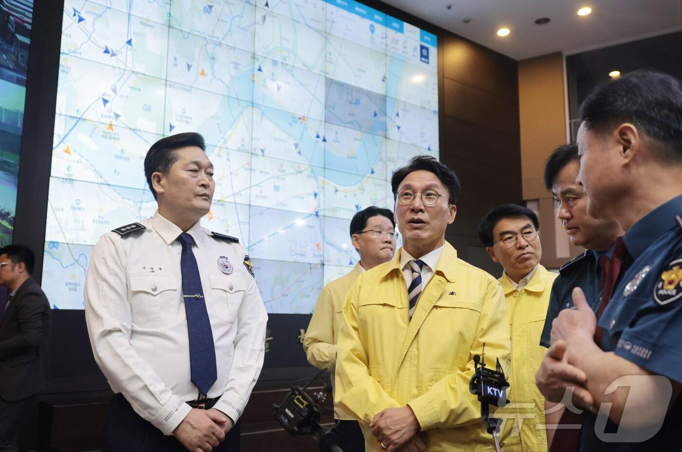 김민석 국무총리가 2일 추석연휴를 앞두고 서울 종로구 서울경찰청 교통정보센터을 방문해 교통상황을 점검하고 있다. 2025.10.2/뉴스1 ⓒ News1 청사사진기자단