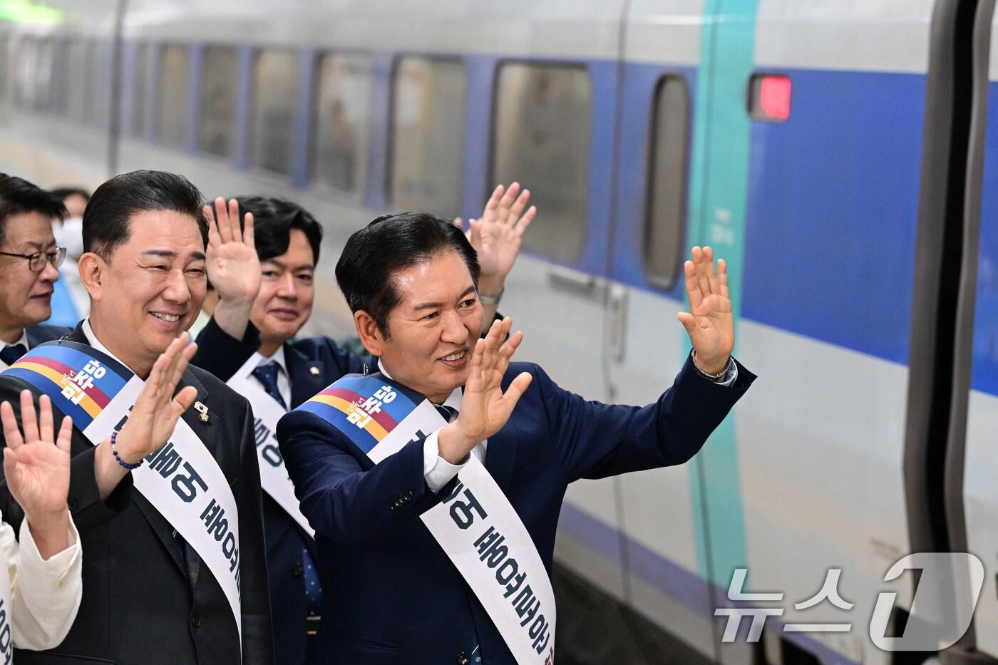 정청래 더불어민주당 대표와 김병기 원내대표를 비롯한 지도부가 2일 서울 용산역에서 추석 귀성객에게 인사를 하고 있다. &#40;공동취재&#41; 2025.10.2/뉴스1 ⓒ News1 유승관 기자