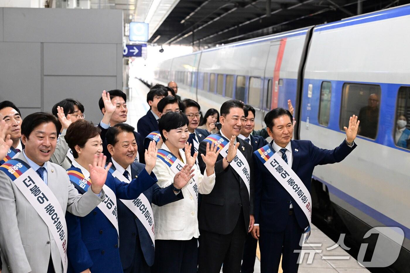 정청래 더불어민주당 대표와 김병기 원내대표를 비롯한 지도부가 2일 서울 용산역에서 추석 귀성객에게 인사를 하고 있다. &#40;공동취재&#41; 2025.10.2/뉴스1 ⓒ News1 유승관 기자