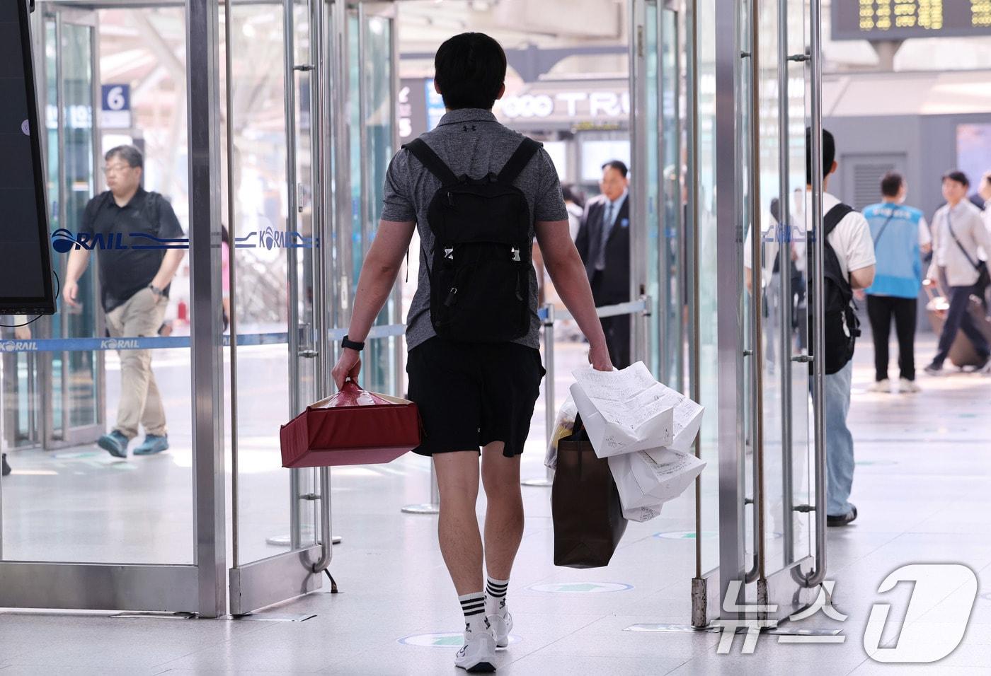 추석 연휴를 앞둔 2일 오전 서울역에서 귀성객이 선물보따리를 들고 귀성길에 오르고 있다. 2025.10.2/뉴스1 ⓒ News1 박지혜 기자