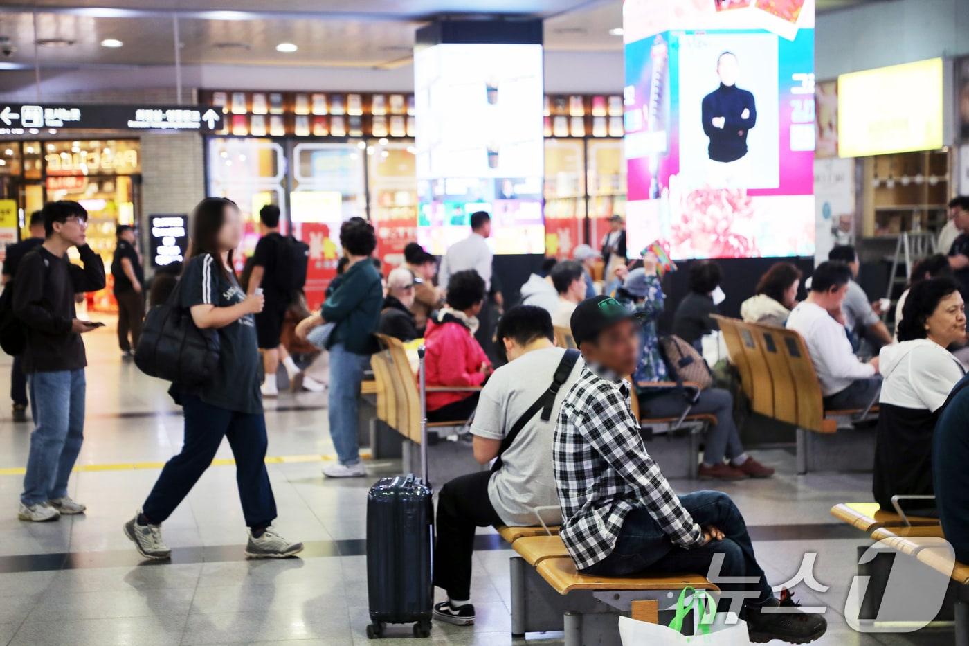 추석 연휴를 앞둔 2일 광주 서구 유·스퀘어 버스 터미널에 시민들이 귀성길에 오르고 있다. 2025.10.2/뉴스1 ⓒ News1 이수민 기자