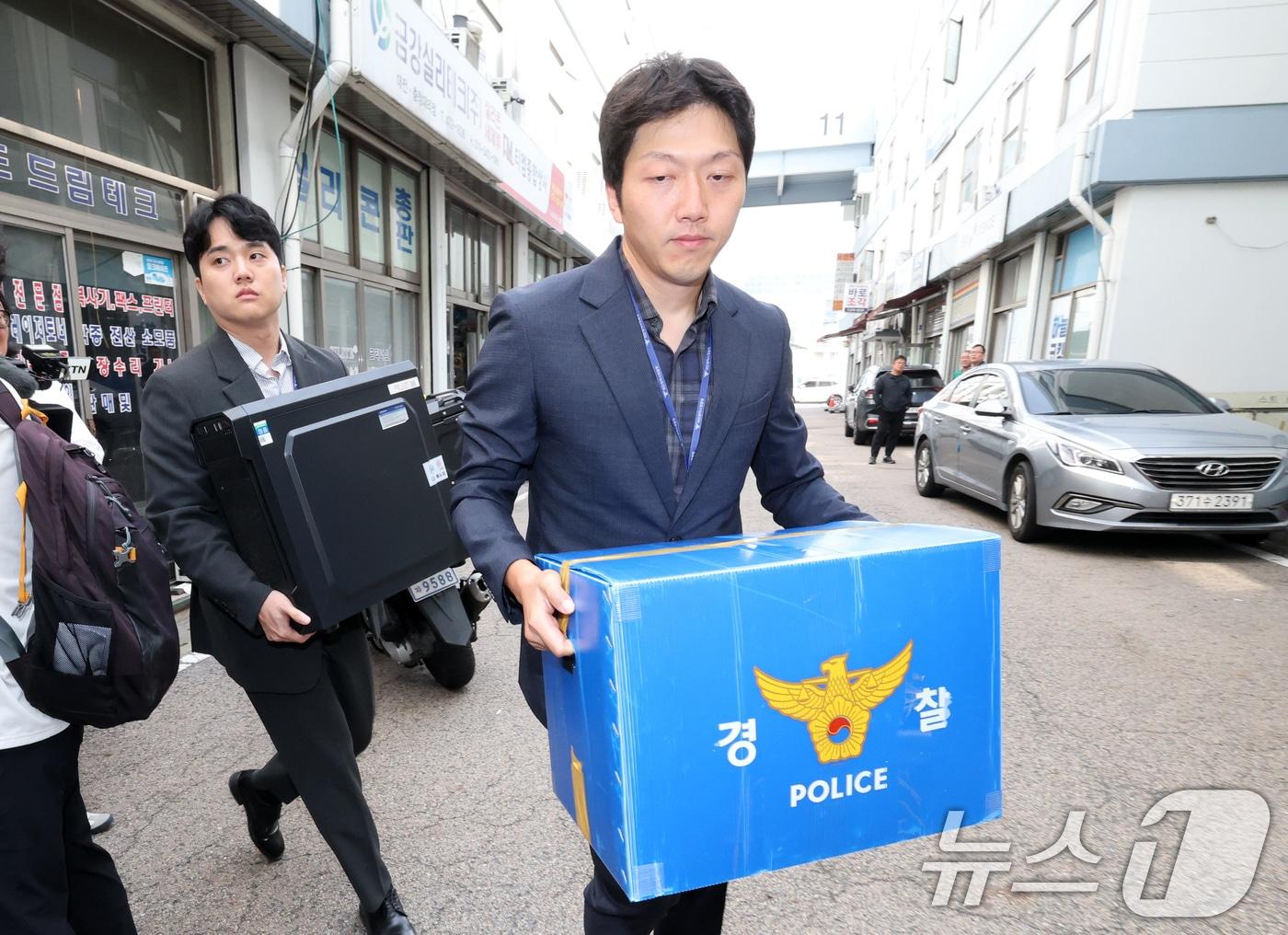 본문 이미지 - 국가정보자원관리원 화재 원인을 수사 중인 경찰이 2일 오전 9시부터 대전 국정자원과 이번 화재와 관련된 대전지역 3개 업체 등 4개소에 대한 압수수색에 들어간 가운데 무정전 전원 장치(UPS)용 리튬이온 배터리 이관 작업을 맡은 일성계전에서 압수수색을 마친 수사관들이 압수물품을 들고 이동하고 있다. 2025.10.2/뉴스1 ⓒ News1 김기태 기자