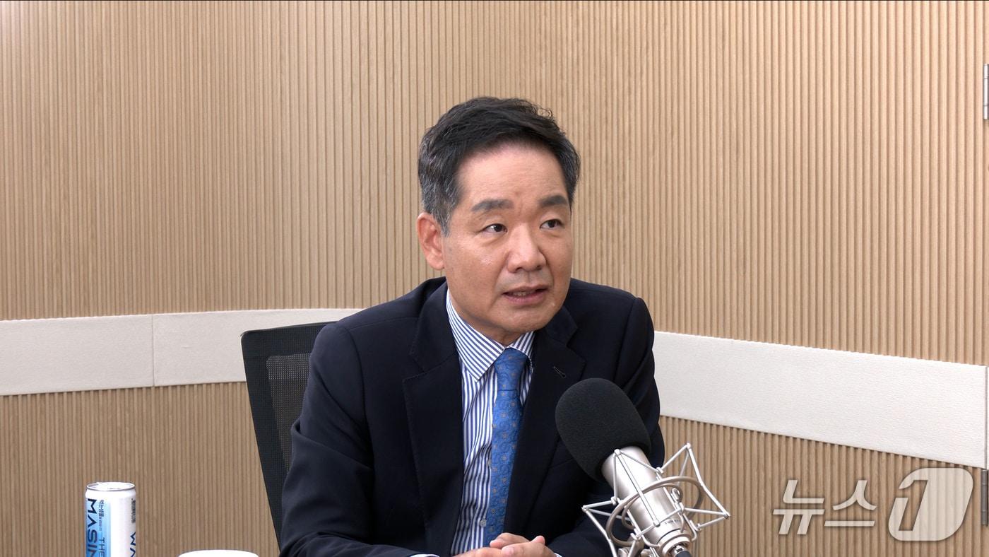 김상일 정치평론가가 2일 뉴스1TV &#39;팩트앤뷰&#39;에 출연해 질문에 답하고 있다.