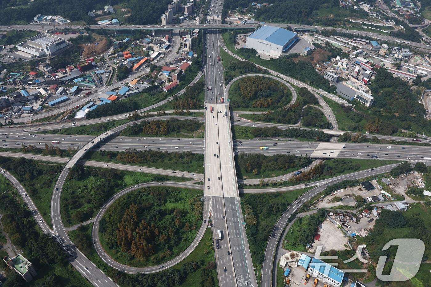경부고속도로 신갈분기점 모습. &#40;자료사진&#41;&#40;헬기 취재협조: 서울경찰청 김두수 경감, 심동국 경위&#41; 2025.10.2/뉴스1 ⓒ News1 김민지 기자
