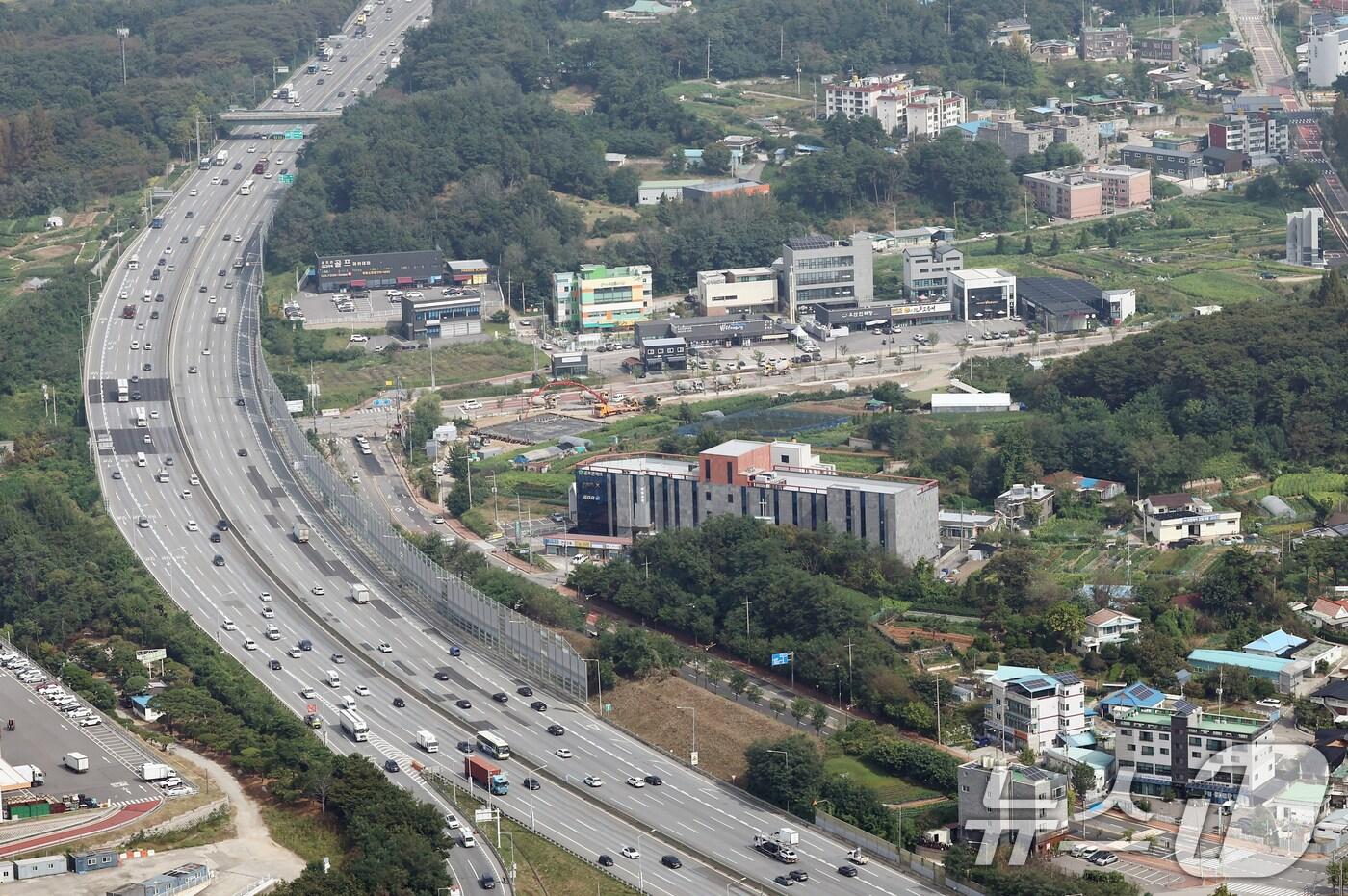 추석 연휴를 하루 앞둔 2일 경기 오산시 경부고속도로에서 차량이 오가고 있다. &#40;헬기 취재협조: 서울경찰청 김두수 경감, 심동국 경위&#41; 2025.10.2/뉴스1 ⓒ News1 김민지 기자