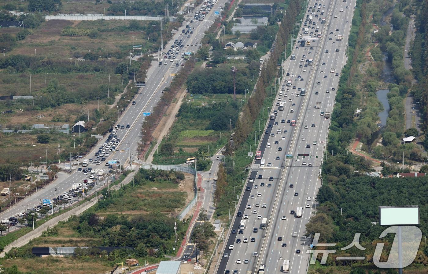 경기 용인시 경부고속도로 신갈JC 인근 양방향에서 차량이 오가고 있다. &#40;헬기 취재협조: 서울경찰청 김두수 경감, 심동국 경위&#41; /뉴스1 ⓒ News1 김민지 기자