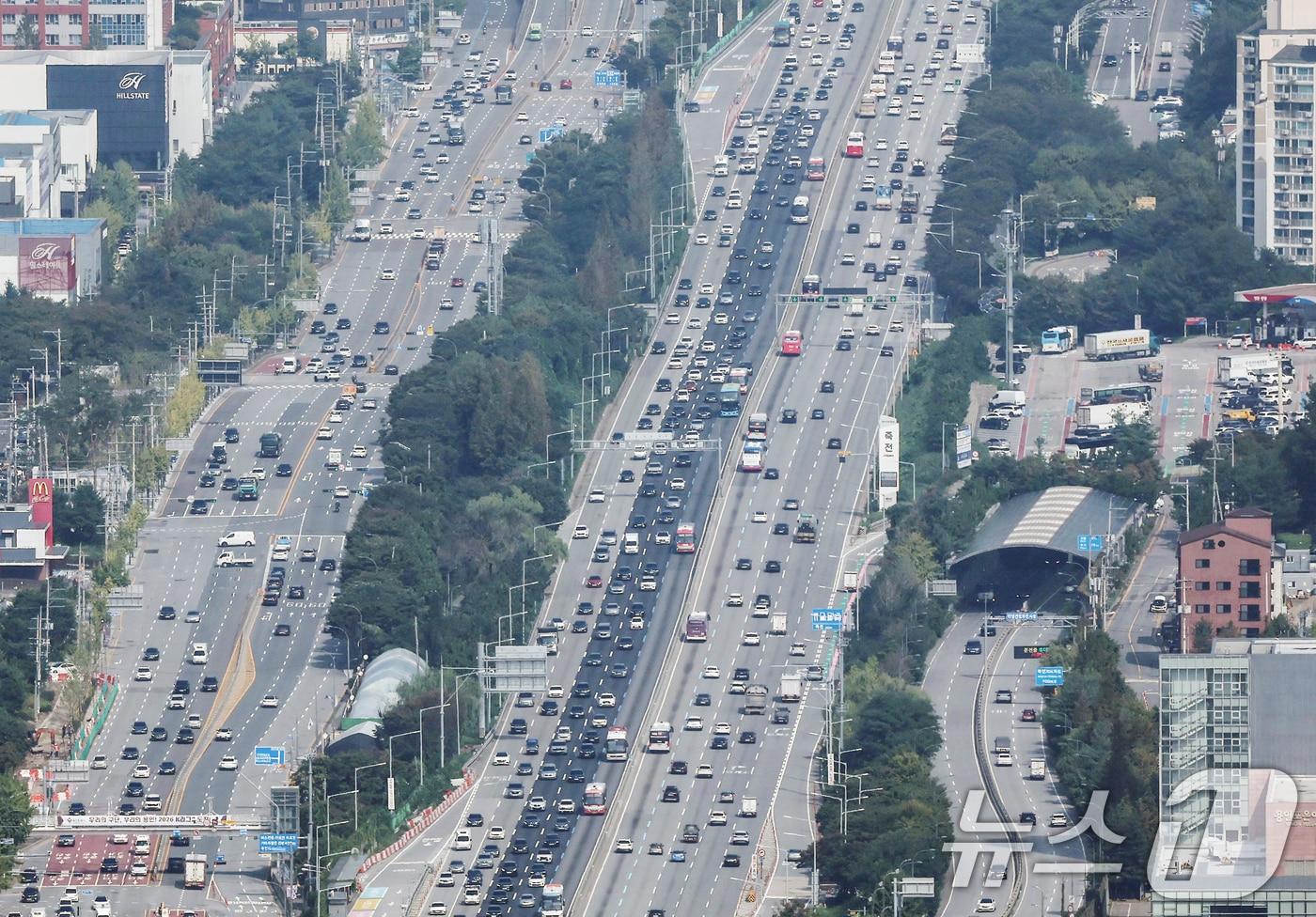 추석 연휴를 하루 앞둔 2일 경기 용인시 경부고속도로 신갈JC 인근 양방향에서 차량이 오가고 있다. &#40;헬기 취재협조: 서울경찰청 김두수 경감, 심동국 경위&#41; 2025.10.2/뉴스1 ⓒ News1 김민지 기자