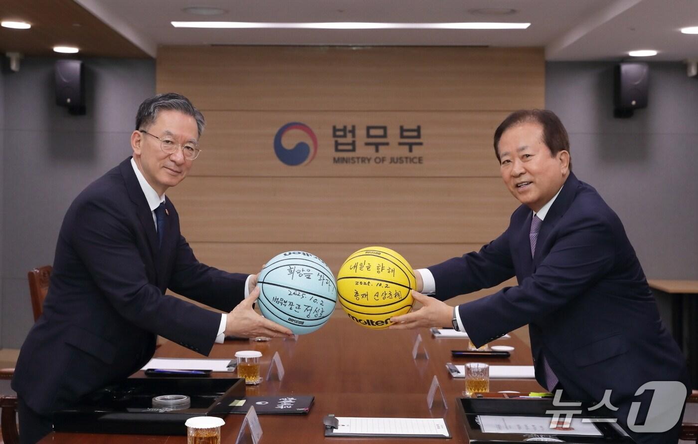 정성호 법무부 장관&#40;왼쪽&#41;은 2일 정부과천청사 법무부에서 신상훈 한국여자농구연맹 총재&#40;오른쪽&#41;와 만나 수형자 체육교육 활성화를 위한 업무협약을 체결했다. 2025.10.2./ⓒ 뉴스1&#40;법무부 제공&#41;