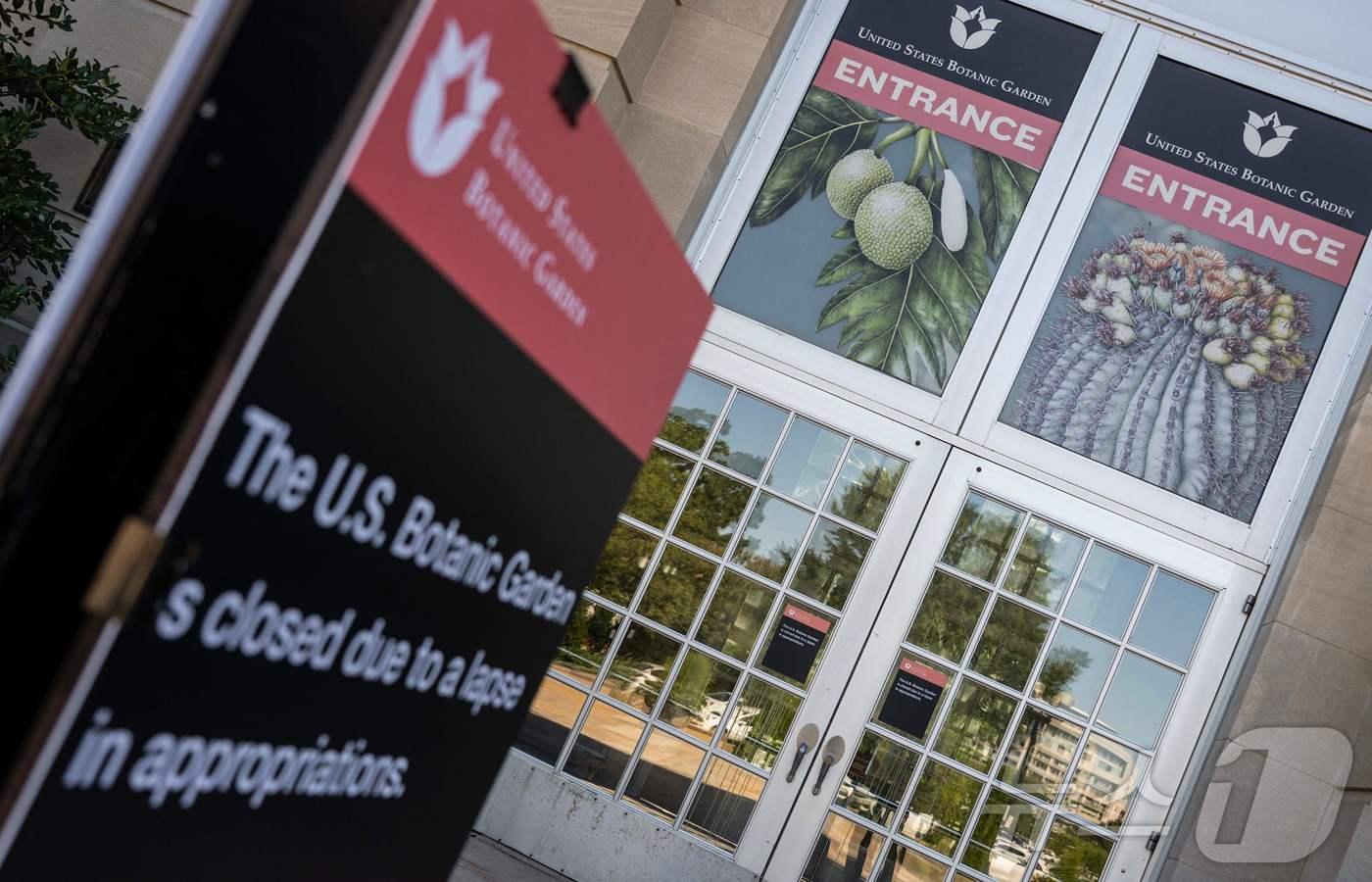1일(현지시간) 워싱턴 D.C.의 국립식물원이 연방정부 셧다운으로 폐쇄되며 입구에 안내 표지판이 설치돼 있다. 2025.10.1 ⓒ AFP=뉴스1