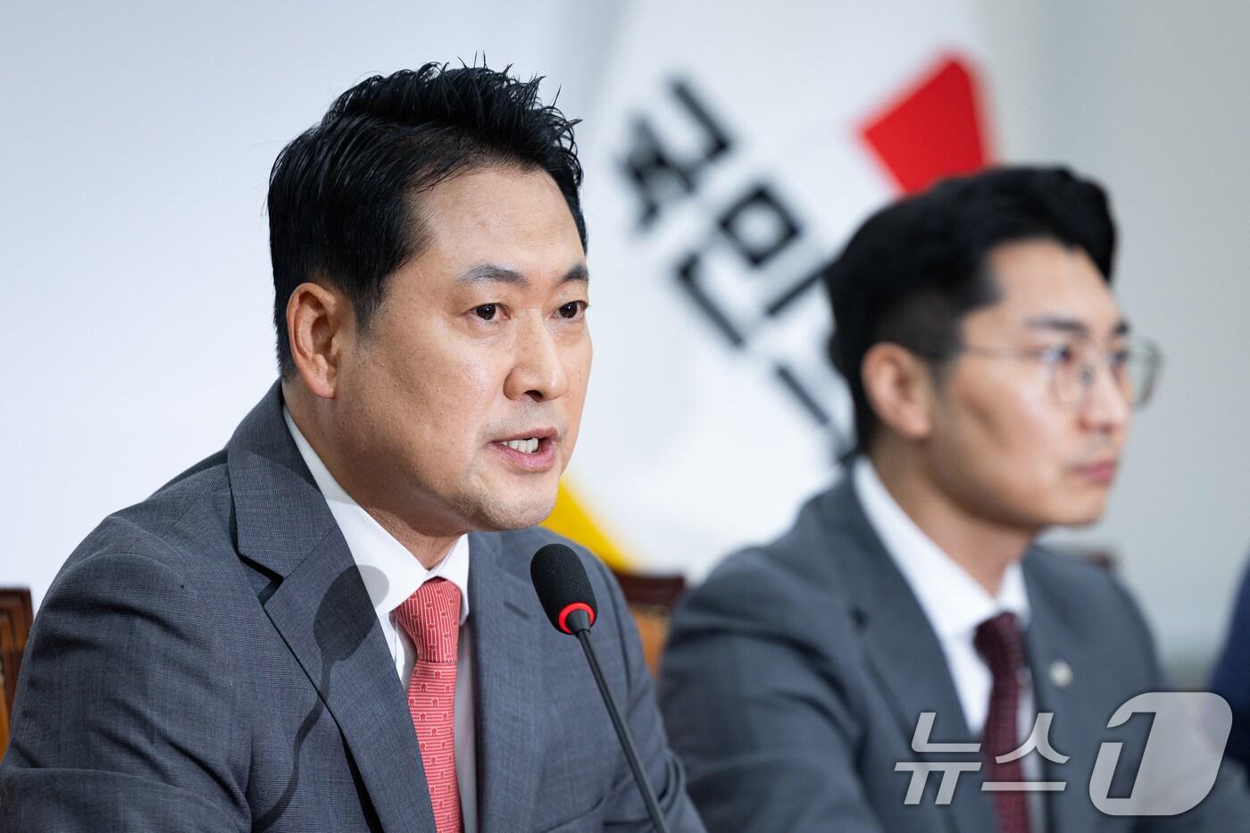 장동혁 국민의힘 대표가 2일 서울 여의도 국회에서 현안 관련 기자간담회를 하고 있다. 2025.10.2/뉴스1 ⓒ News1 유승관 기자