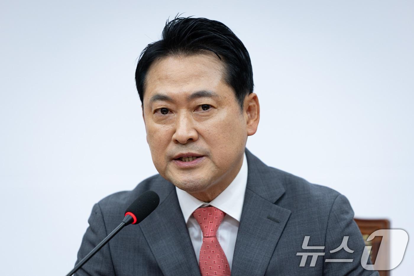 장동혁 국민의힘 대표가 2일 서울 여의도 국회에서 현안 관련 기자간담회를 하고 있다. 2025.10.2/뉴스1 ⓒ News1 유승관 기자