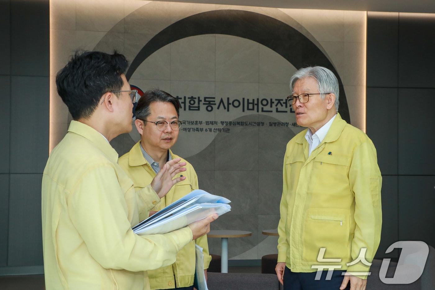 최동석 인사혁신처장이 지난 2일 세종시 정부세종컨벤션센터 내 부처합동 사이버 안전센터를 방문해 전산 장비 시설 현황 관련 보고를 받고 있다. &#40;인사혁신처 제공. 재판매 및 DB 금지&#41; 2025.10.2/뉴스1