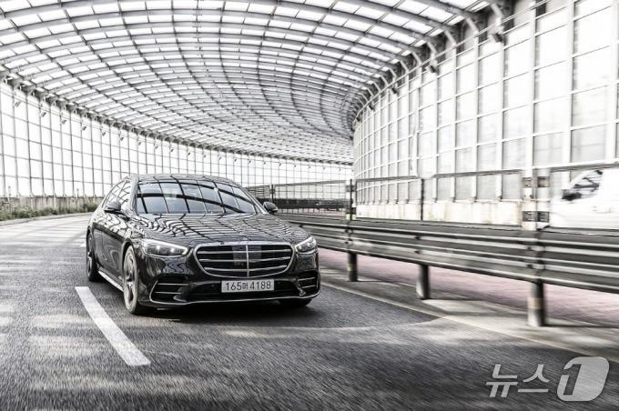본문 이미지 - 메르세데스-벤츠의 플래그십 세단 S-클래스.&#40;벤츠 제공&#41; 