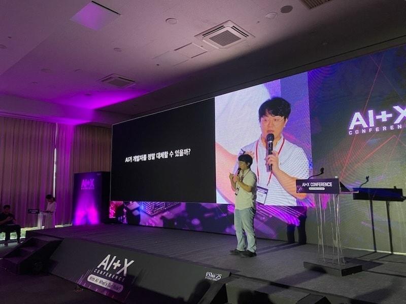 본문 이미지 - 소프트스퀘어드 이하늘 대표가 부산 벡스코 제1전시장에서 열린 'AI+X 컨퍼런스' 행사서 키노트 발표를 하고 있다. 사진=소프트스퀘어드 제공