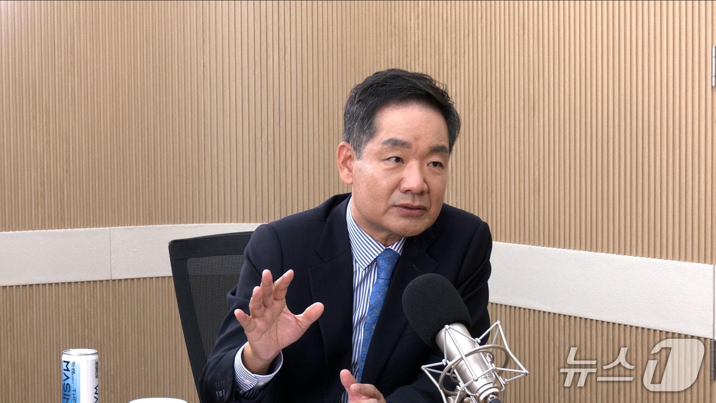 김상일 정치평론가가 2일 뉴스1TV &#39;팩트앤뷰&#39;에 출연해 질문에 답하고 있다.