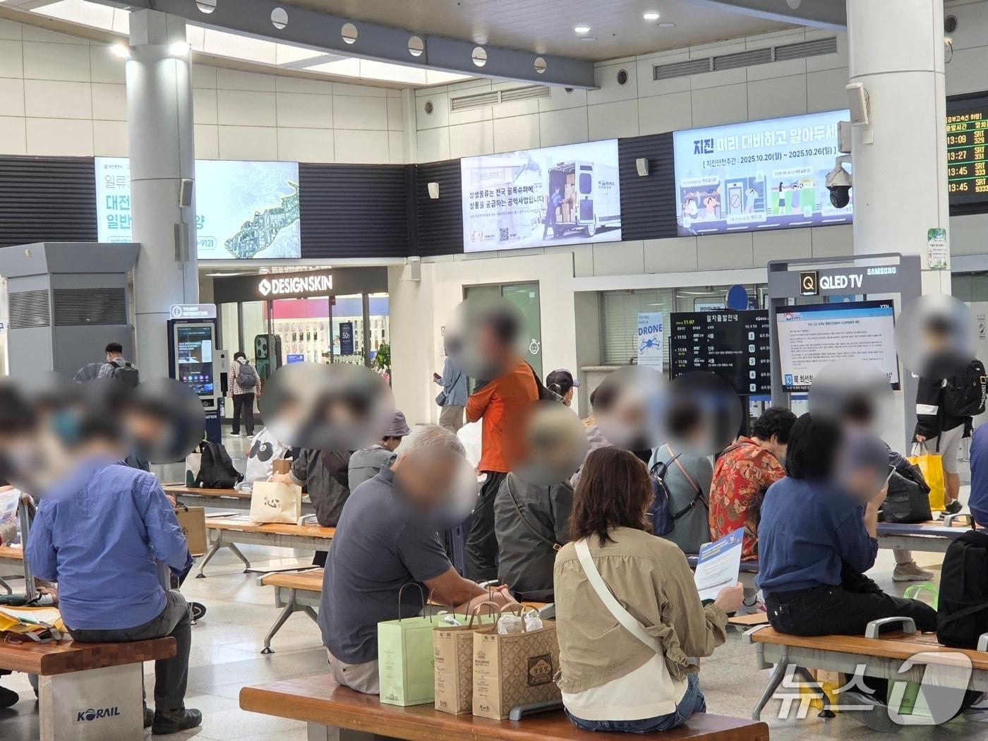 본문 이미지 - 추석 연휴를 하루 앞둔 3일 오전 11시 이른 시간부터 대전역 대합실이 붐비고 있다. ⓒ 뉴스1 김종서 기자