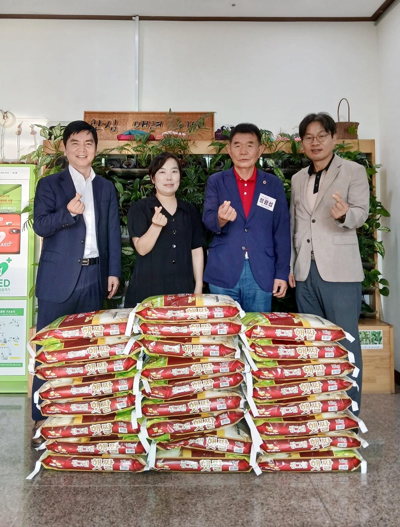 본문 이미지 - 충남도의회 위문품 전달 모습.(충남도의회 제공. 재판매 및 DB금지)/뉴스1