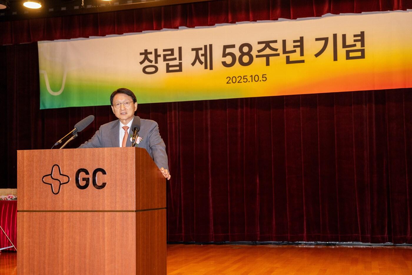 허일섭 GC&#40;녹십자홀딩스&#41; 회장이 2일 경기도 용인 목암타운에서 열린 창립 58주년 기념식에서 창립기념사를 하고 있다.&#40;GC녹십자 제공&#41;/뉴스1