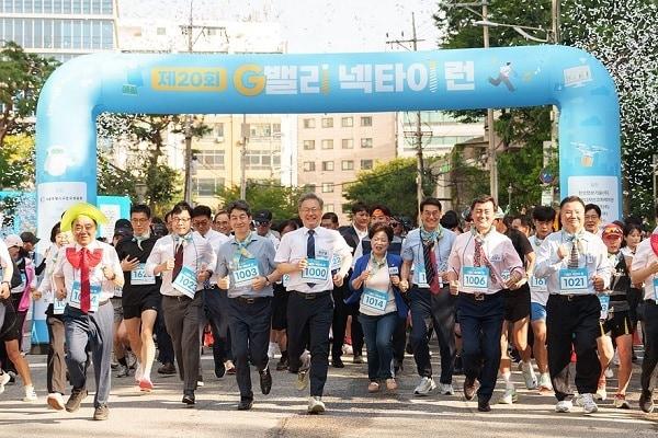 본문 이미지 - 제20회 G밸리 넥타이 런 출발선에서 내빈과 참가자들이 함께 힘차게 달리고 있다. &#40;제공=빅워크&#41;