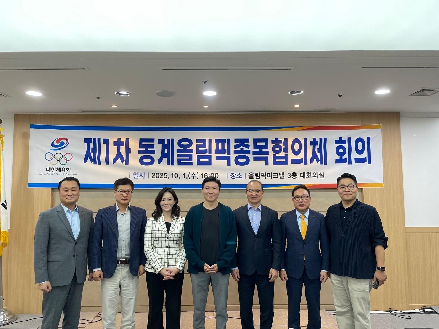 본문 이미지 - 대한체육회 동계올림픽종목협의체가 첫 회의를 진행 후 사진 촬영을 하고 있다. 이호진 대한아이스하키협회장, 전찬민 대한봅슬레이스켈레톤경기연맹 회장, 이수경 대한빙상경기연맹 회장, 유승민 대한체육회 회장, 임순길 대한루지경기연맹 회장, 조좌진 대한산악연맹 회장, 한상호 대한컬링연맹 회장&#40;왼쪽부터&#41; &#40;대한체육회 제공&#41;