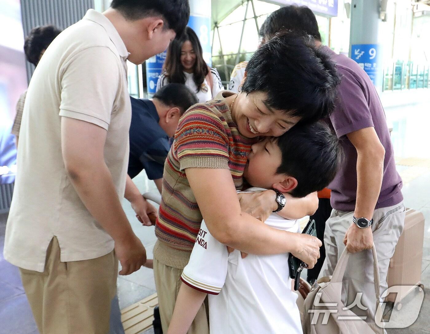 본문 이미지 - 추석 연휴를 하루 앞둔 2일 오후 부산 동구 부산역에 마중 나온 할아버지와 할머니가 일찍 귀성한 아들 부부와 손주를 반기며 환하게 웃고 있다. 2025.10.2/뉴스1 ⓒ News1 윤일지 기자
