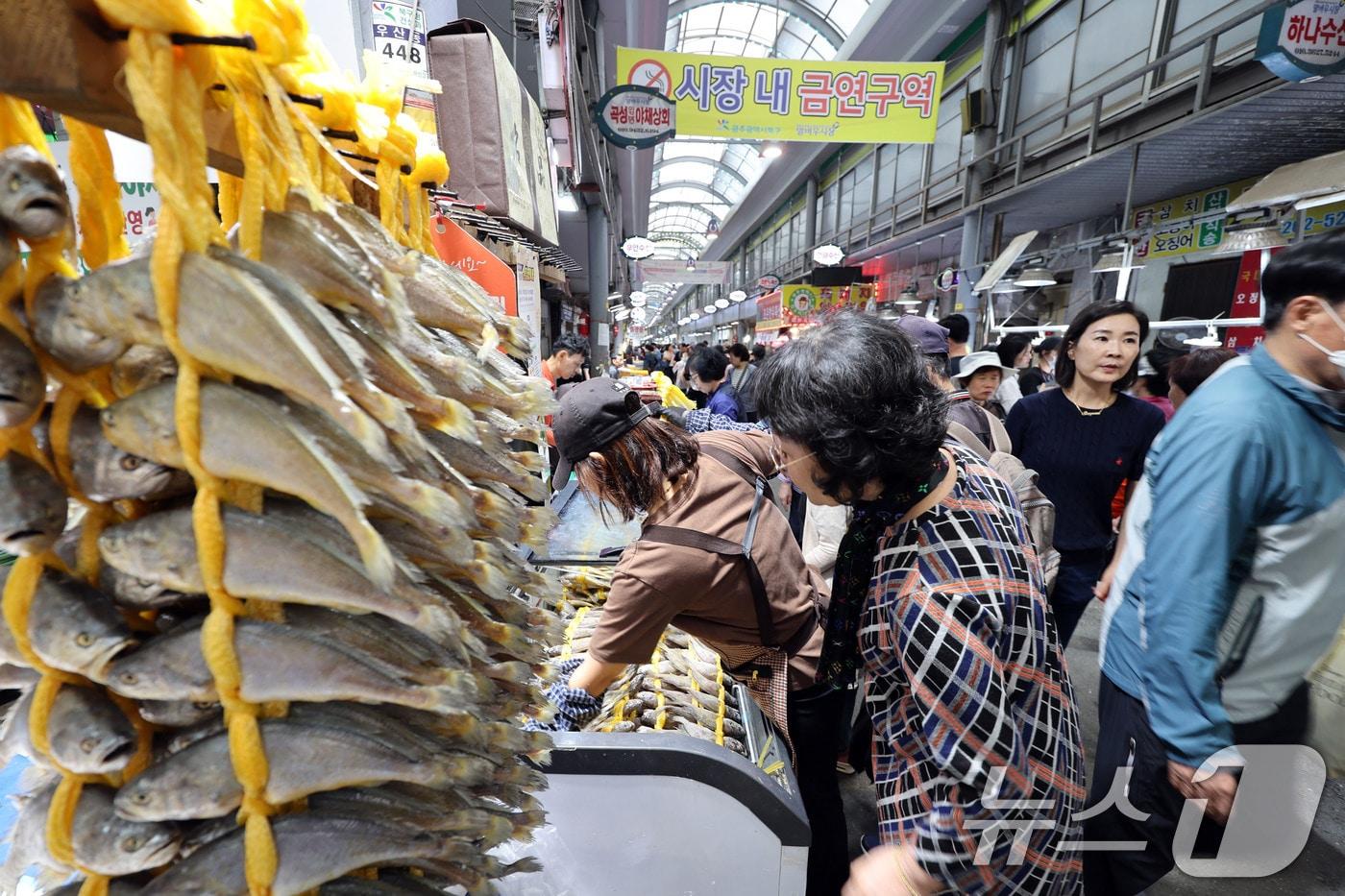 최장 열흘에 달하는 추석 황금연휴를 앞둔 2일 오후 광주 북구 우산동 말바우시장 일대가 차례상을 차리기 위한 시민들로 북적이고 있다. 2025.10.2/뉴스1 ⓒ News1 박지현 기자