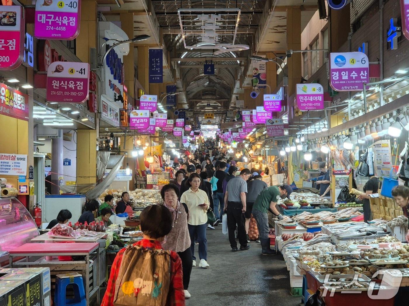 본문 이미지 - 추석 연휴를 앞둔 2일 남구 신정시장이 울산시민들로 북적이고 있다. 2025.10.2/뉴스1ⓒ 뉴스1 박정현 기자