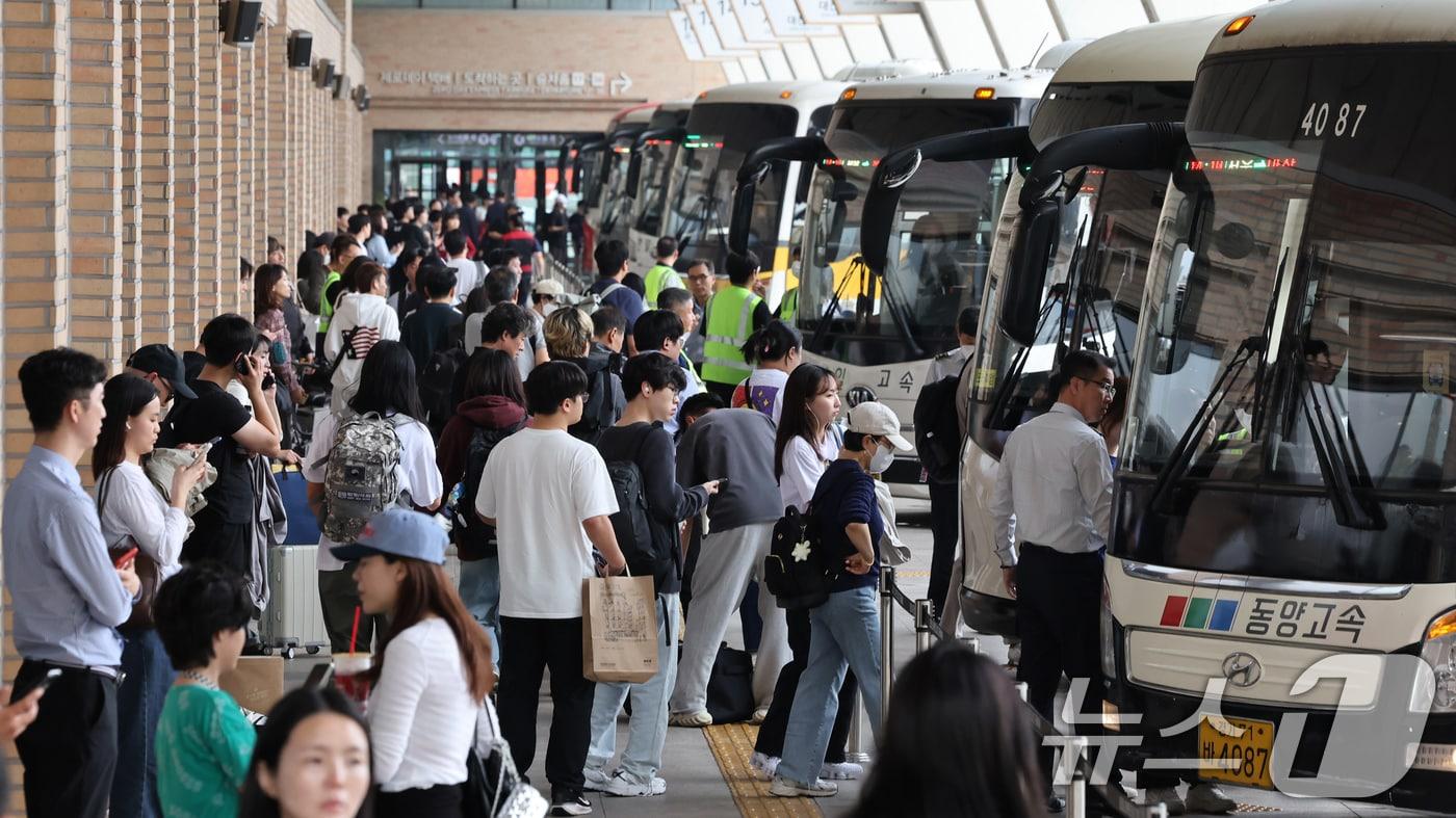 추석 연휴를 하루 앞둔 2일 오후 서울 서초구 고속버스터미널에서 귀성객들이 버스에 탑승하고 있다. 2025.10.2/뉴스1 ⓒ News1 장수영 기자
