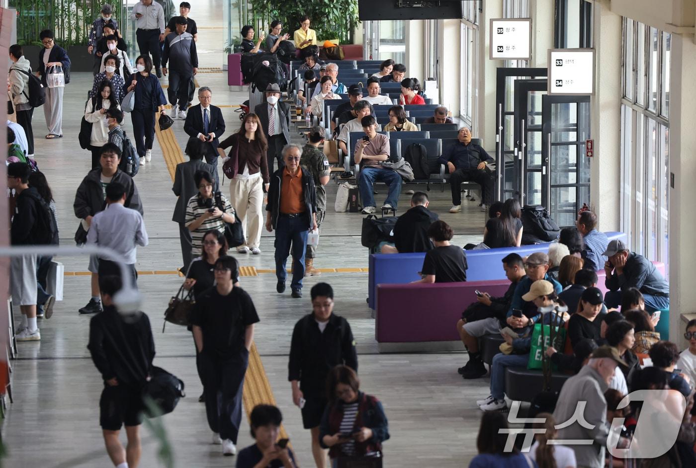 추석 연휴를 하루 앞둔 2일 오후 서울 서초구 고속버스터미널이 귀성객들로 붐비고 있다. ⓒ News1 장수영 기자