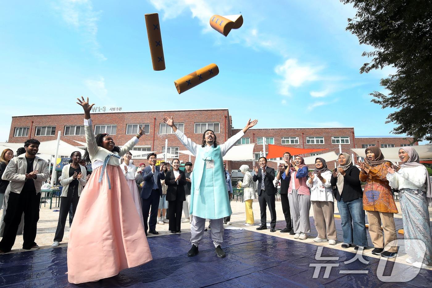 추석 연휴를 앞두고 2일 오후 경북 경산시 대구대학교 경산캠퍼스에서 열린 &#39;추석 명절맞이 나눔 행사&#39;에서 외국인 유학생들이 윷놀이를 즐기고 있다. 2025.10.2/뉴스1 ⓒ News1 공정식 기자