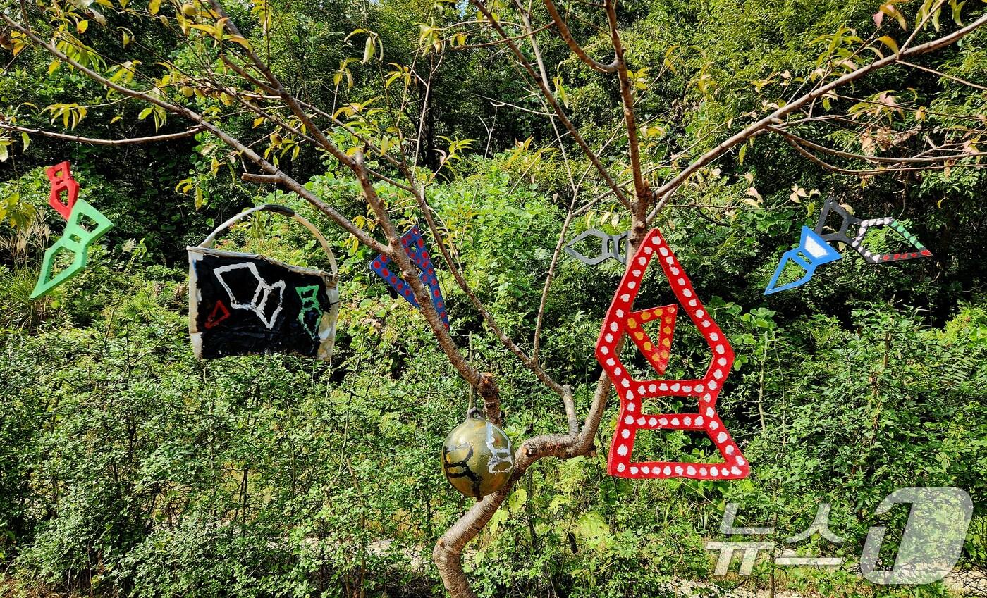 독도 서예가인 김동욱 씨가 2일 경북 포항시 북구 기계면 인비리 암각화공원에서 암각화를 형상화한 작품을 선보였다.(김동욱 씨 제공, 재판매 및 DB금지) ⓒ News1 최창호 기자