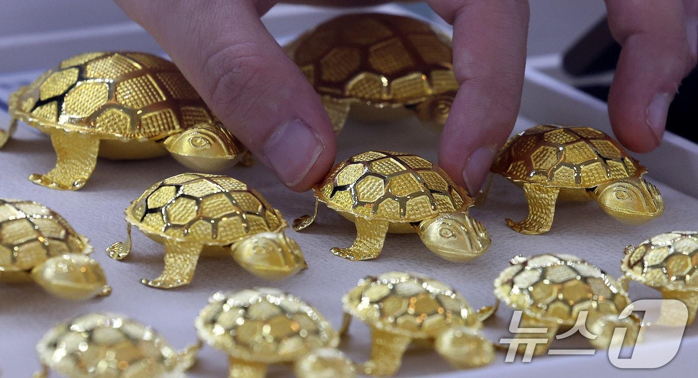 사진은 이날 서울 종로구 한국금거래소 종로본점에 진열된 금거북이 모습. 2025.10.2/뉴스1 ⓒ News1 박지혜 기자