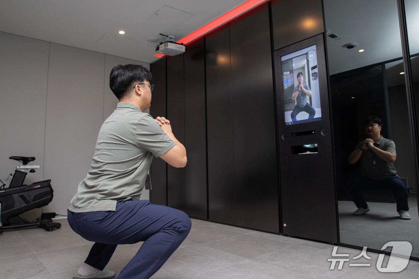 현대건설 관계자가 올라이프케어하우스 내에 있는 건강 대시보드를 보며 유전자 정보에 대해 설명하고 있다. &#40;현대건설 제공&#41; 뉴스1 ⓒ News1