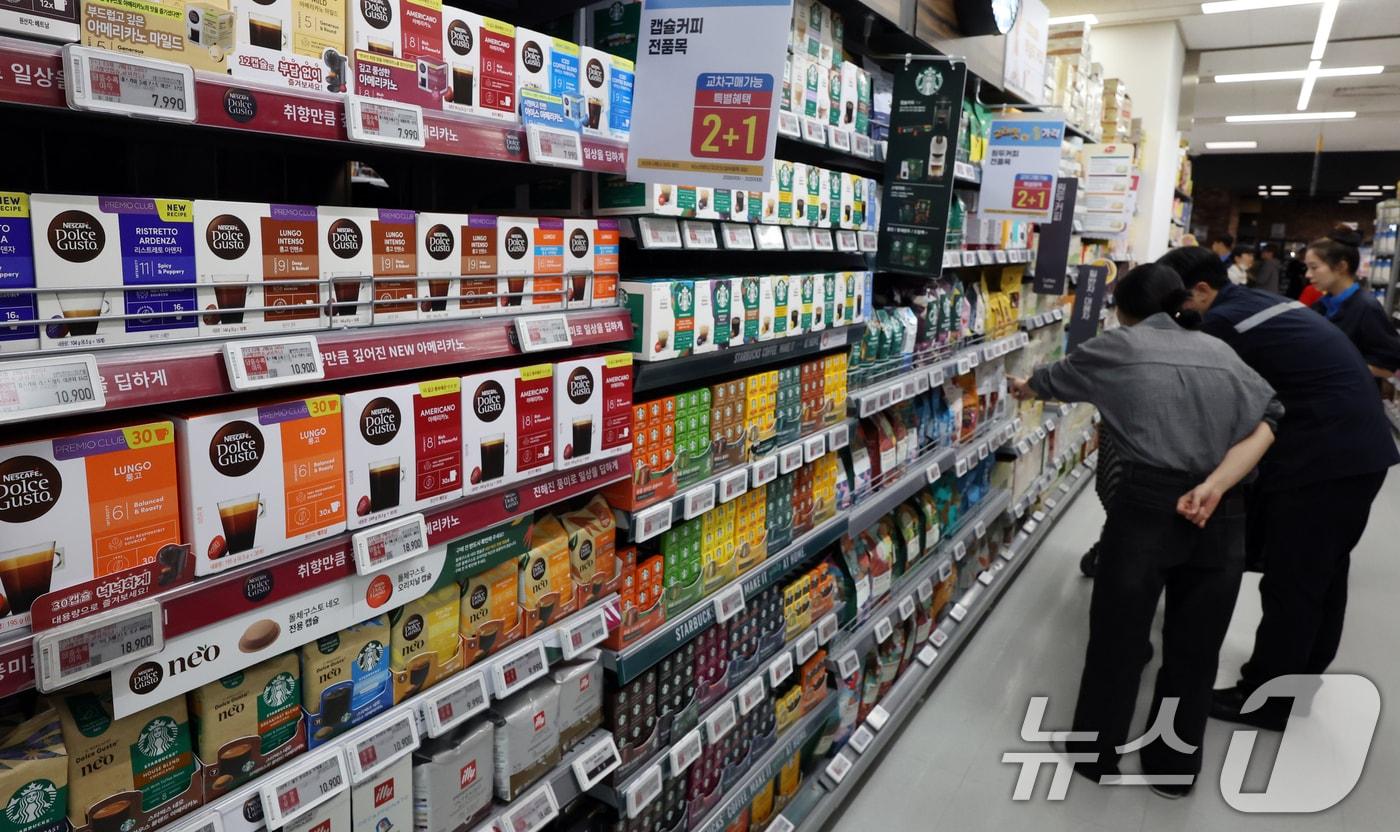 사진은 2일 한 대형마트 커피 코너 모습. 2025.10.2/뉴스1 ⓒ News1 김명섭 기자