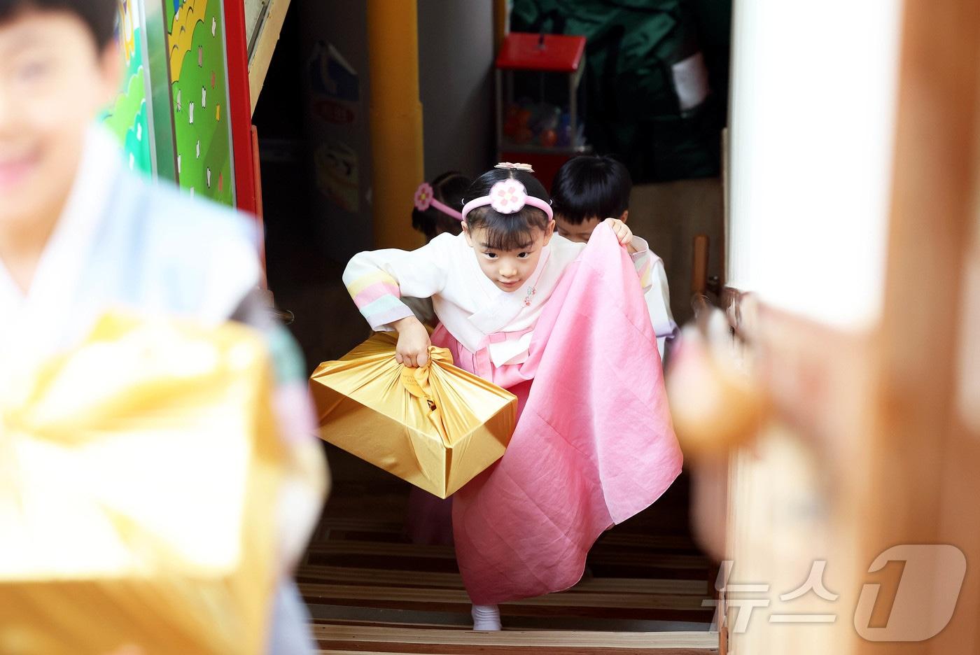 추석 연휴를 하루 앞둔 2일 광주 북구청 어린이집에서 원장선생님과 담임선생님들이 마련한 추석 선물을 받고 아이들이 기뻐하고 있다.&#40;광주 북구 제공. 재판매 및 DB 금지&#41; ⓒ News1 박지현 기자