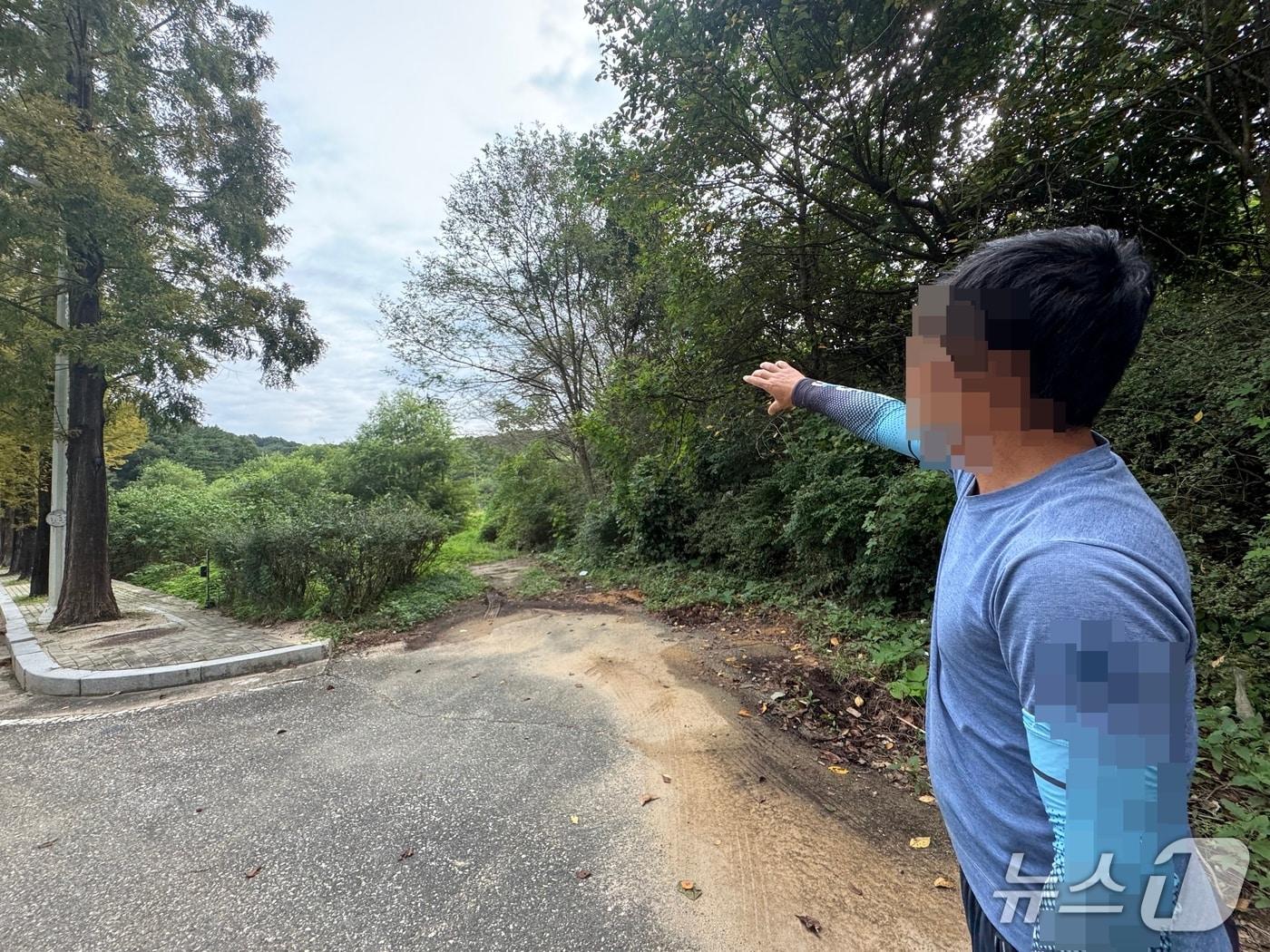 본문 이미지 - 전북 전주시 상림동의 방마마을 한 주민이 과거 마을 진입로로 이용했던 길을 가리키고 있다. 2025.10.2./뉴스1 장수인 기자
