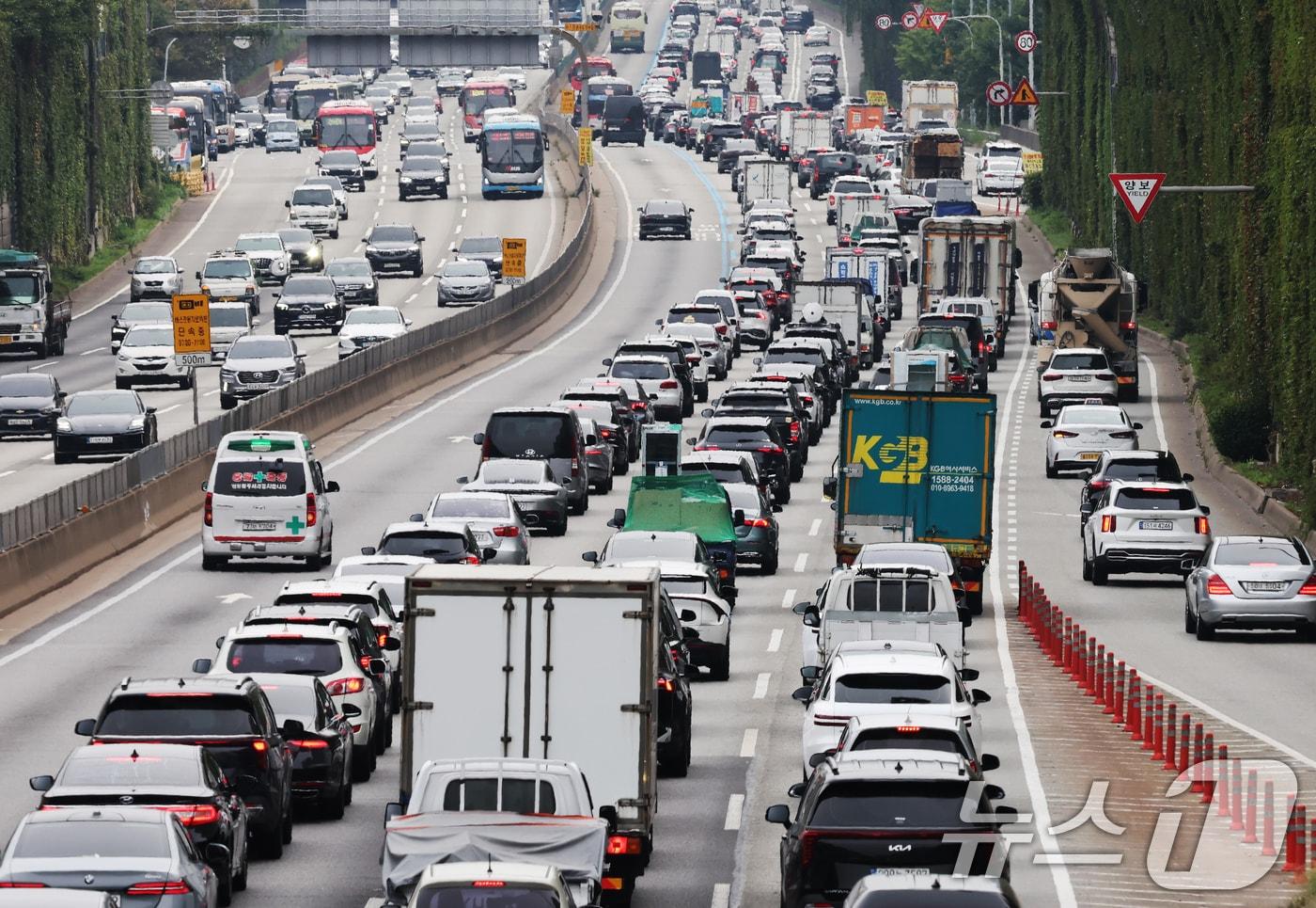 추석 연휴를 하루 앞둔 2일 오후 서울 서초구 경부고속도로 잠원IC 부산방향이 귀성길을 떠나는 차량으로 정체되고 있다. 2025.10.2/뉴스1 ⓒ News1 장수영 기자