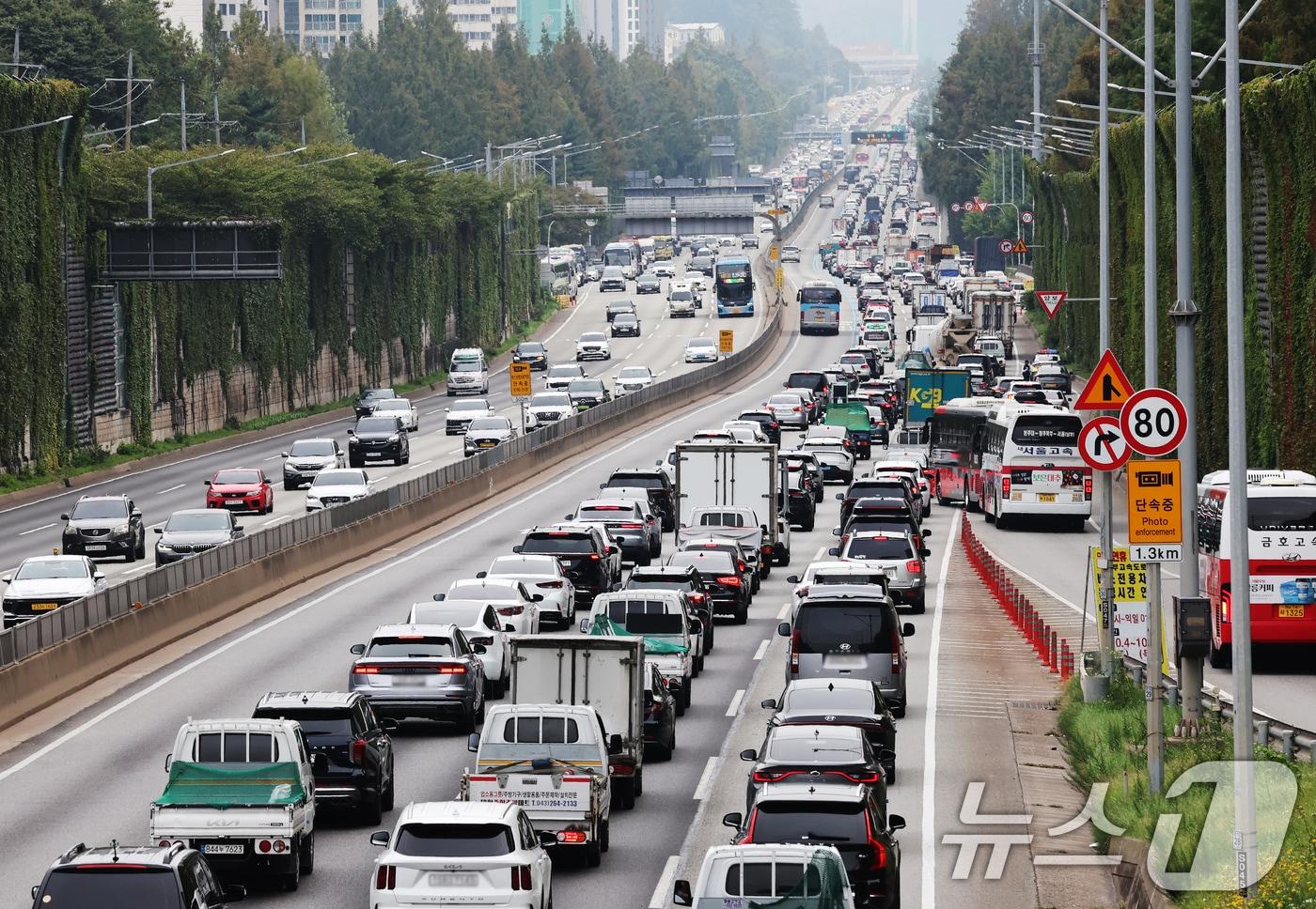추석 연휴를 하루 앞둔 2일 오후 서울 서초구 경부고속도로 잠원IC 부산방향이 귀성길을 떠나는 차량으로 정체되고 있다. 2025.10.2/뉴스1 ⓒ News1 장수영 기자