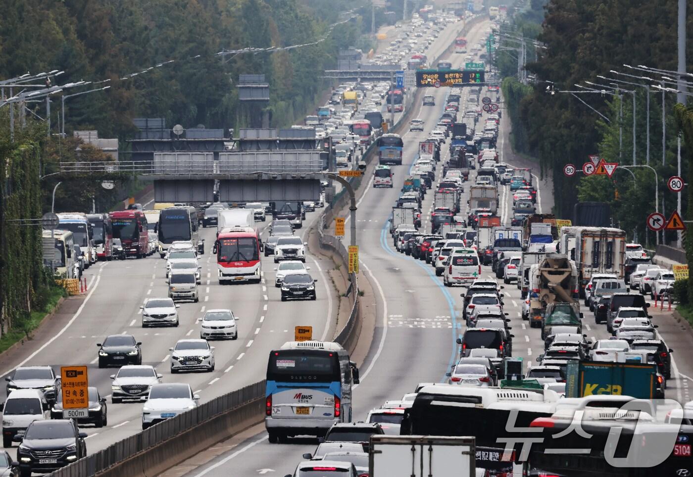추석 연휴를 하루 앞둔 2일 오후 서울 서초구 경부고속도로 잠원IC 부산방향이 귀성길을 떠나는 차량으로 정체되고 있다. 2025.10.2/뉴스1 ⓒ News1 장수영 기자