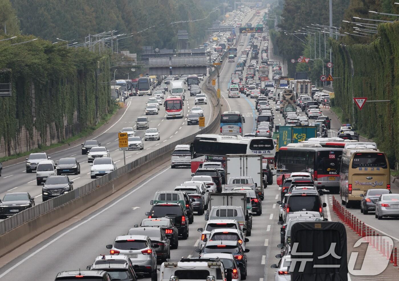 추석 연휴를 하루 앞둔 2일 오후 서울 서초구 경부고속도로 잠원IC 부산방향이 귀성길을 떠나는 차량으로 정체되고 있다. 2025.10.2/뉴스1 ⓒ News1 장수영 기자