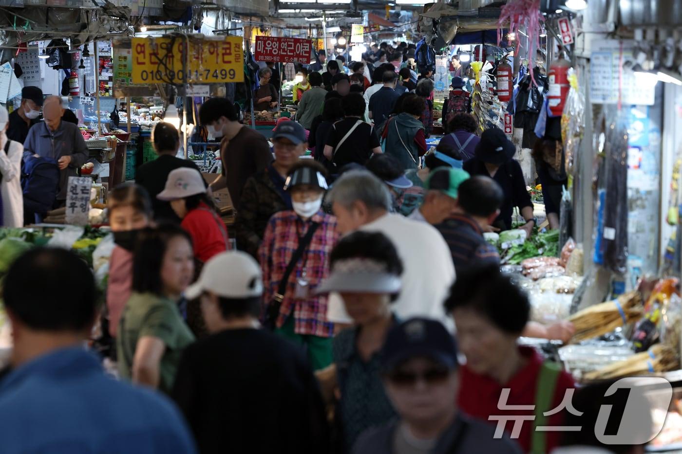 서울 동대문구 경동시장을 찾은 시민들이 제수용품을 구입하고 있다. 2025.10.2/뉴스1 ⓒ News1 박정호 기자