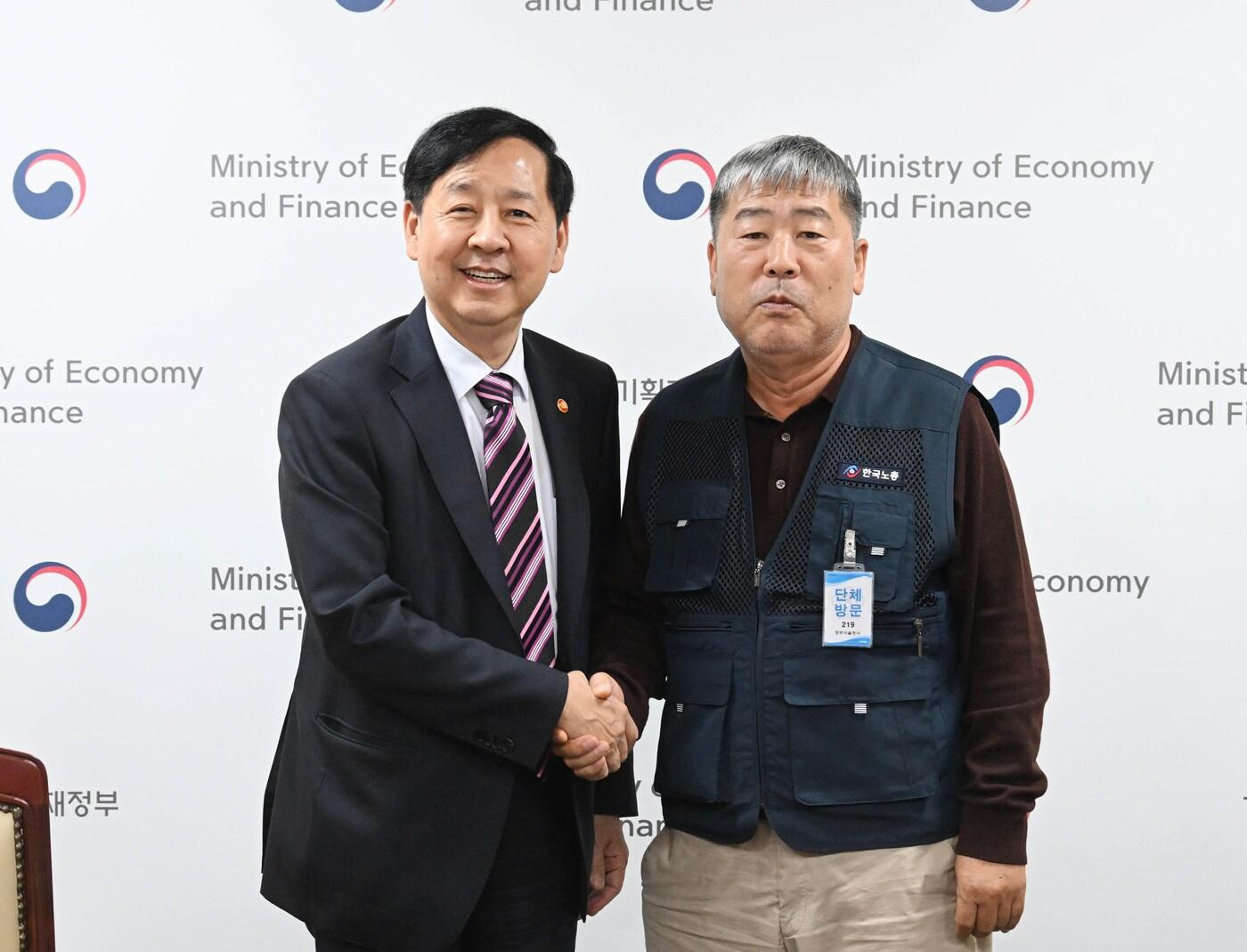 본문 이미지 - (왼쪽부터)구윤철 부총리 겸 기획재정부 장관이 김동명 한국노총 위원장과 면담을 가졌다.(기획재정부 제공)