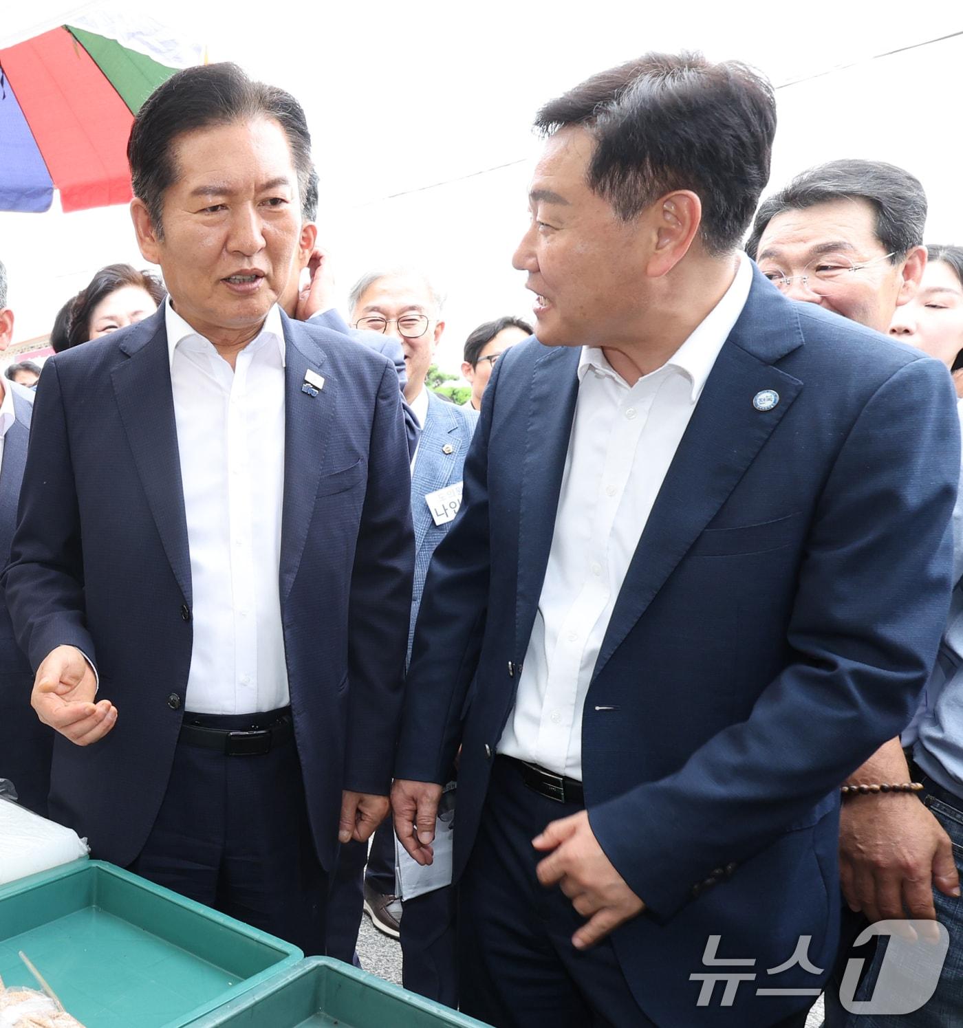 본문 이미지 - 정청래 더불어민주당 대표가 2025년 10월 2일 전북 김제시 전통시장을 찾아 장을 보면서 김관영 전북도지사와 대화를 나누고 있다. 2025.10.2 ⓒ 뉴스1 유경석 기자