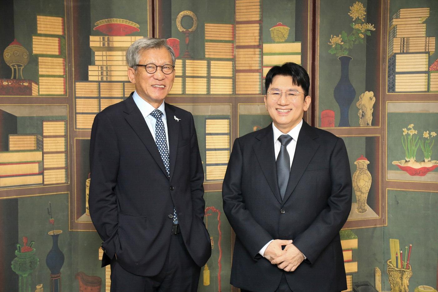 유홍준&#40;왼쪽&#41; 국립중앙박물관장과 방시혁 하이브 의장&#40;국립중앙박물관 제공&#41;