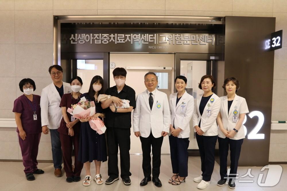 본문 이미지 - 순천향대 병원 의료진의 축하를 받고 퇴원하는 '찰떡순' 가족.(순청향대병원 제공. 재판매 및 DB금지)