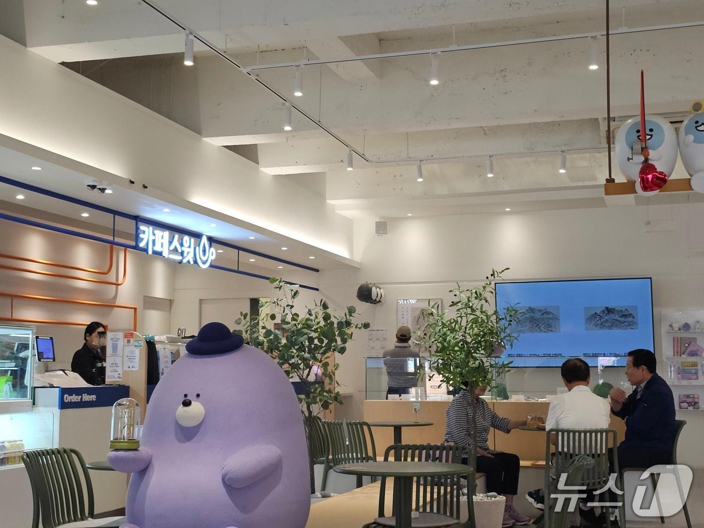 본문 이미지 - &#39;카페스윗 정릉지점&#39;의 1층 전경. 과거 &#39;신한은행 정릉지점&#39;으로 쓰이던 공간을 개조해 카페로 운영되고 있는 것이 특징이다. 2025.10.1/뉴스1 ⓒ News1 정지윤 기자